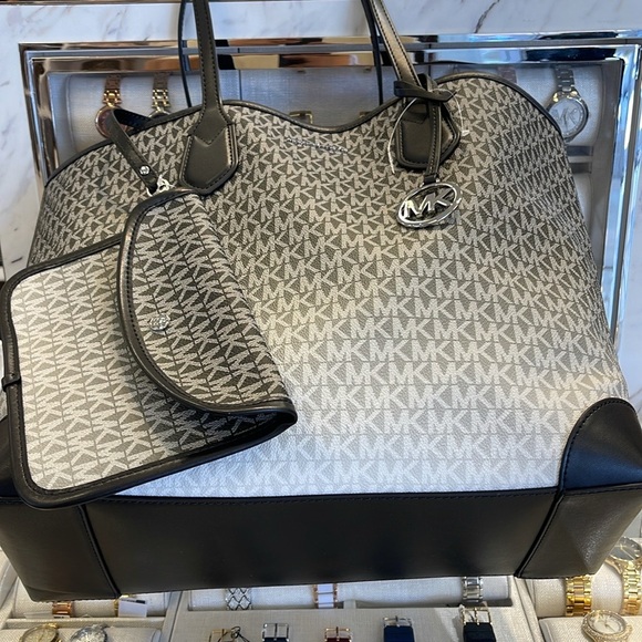 Michael Kors Eva Large Ombré Signature Logo Tote Bag
Black
NWT - Picture 13 of 16